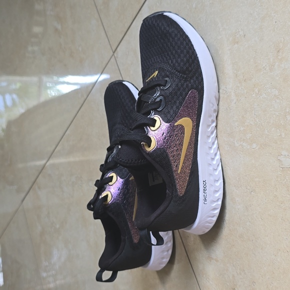 Nike Legend React Black Metallic Gold running shoes size Youth 4.5 - Picture 4 of 7